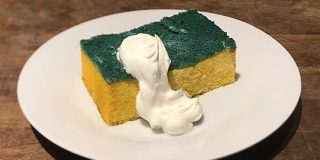 緑と黄色のケーキを重ねたら想像以上に「スポンジケーキ」ができた→脳が食べ物と認識してくれない - Togetter