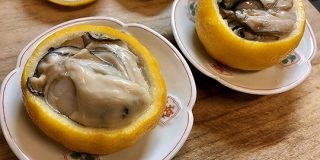 これはお酒が進みそう…！ゆずを器にしてカキを蒸した一品がものすごく食欲をそそる - トゥギャッチ