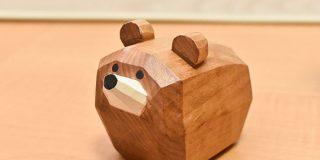 函館空港内の土産屋で売ってる「木彫りのクマ」、普通の木彫りのクマとは一線を画すかわいさで話題に「これならほしい」「函館行くか」 - Togetter