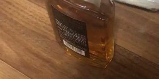 少量飲んだウィスキーの瓶を倒すとすごいかわいい音が鳴る→想像を超えた音にツボる人続出 - Togetter