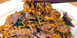 映画『パラサイト』に登場する韓国麺「チャパグリ」を作ってみた！ 高級牛肉で作ると背徳感と中毒性がハンパないよ | Pouch