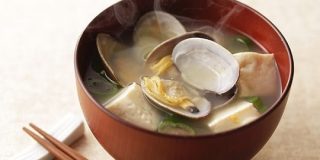 【裏ワザ】アレを振りかけると「あさりの味噌汁」が数倍おいしくなる！ | クックパッドニュース