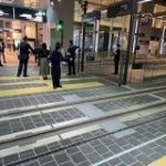 サイバーパンク感の中に日本を感じる…富山駅南北を貫通接続する路面電車が開通、通路が点滅する構内踏切が近未来感 – Togetter