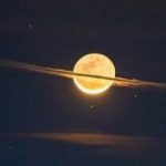 夜空に「土星そっくりな月」が出現！なぜ月に輪っかが？ | ナゾロジー