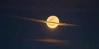 夜空に「土星そっくりな月」が出現！なぜ月に輪っかが？ | ナゾロジー
