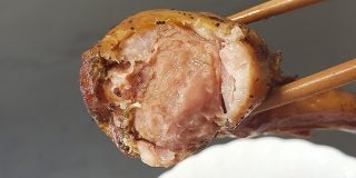 【革命】手羽先にソーセージを詰め込んだ破天荒グルメ「手羽ポケットン」を食べてみた | ロケットニュース24