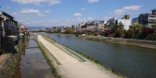 どうしたら日本に「ソーシャルスタンディング」が浸透する？／「鴨川河川敷カップル」「飛び石」で説明できないかという試みのツイートをご紹介 - Togetter