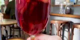 よくあるカップルの匂わせ動画か…と思いながら見ていたら途中でものすごいどんでん返しがあるCM - Togetter