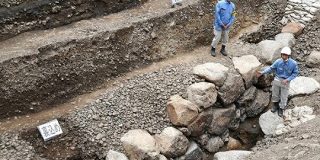 秀吉最後の城、幻の「京都新城」初めて出土　逸話に沿う石垣破却、桐や菊文様の金箔瓦｜京都新聞