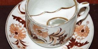 18年代後半のヴィクトリア時代に流行した、紅茶をすする紳士の口ひげが濡れないための「口ひげカップ」がチャーミング！ - Togetter
