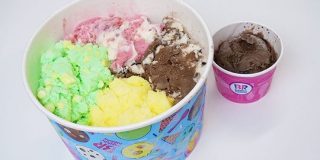 10人分のアイスをバケツのようなカップに詰めて持ち帰れるサーティワンの「スーパービッグカップ」を食べてみた - GIGAZINE