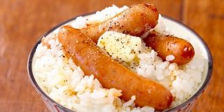 あまりにも罪深い、ソーセージと白米をそのまま炊き込むレシピが「背徳感の塊」「バカのご馳走」なのですぐにでも試したい - Togetter