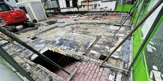 今年閉店した秋葉原のマクドナルド跡地に『ドラクエ』に出てきそうな階段が出現していた→「現実にあるとこんな感じなのか」 - Togetter