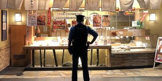 からあげを待っている警察官の後姿がなんだかとてもカッコイイ！と話題に「姿勢正しく隙がない」「映画のポスターのそれ」 - Togetter