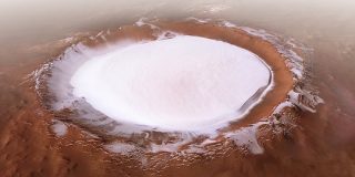 火星の氷が張ったクレーター上を、飛んでいるかのように眺められる美映像 | ナゾロジー