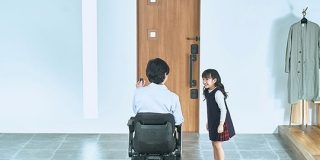 玄関ドアをそのまま自動扉に　LIXILが後付け電動オープナー発売 - ITmedia