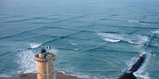 波がぶつかって美しい正方形の波ができる現象が神秘的だし興味深い！→実は「巻き込まれたらほぼ助からない」危険な波だそう - Togetter