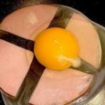 ハムエッグ作るとき、ちょっとの工夫で卵が流れにくいしめちゃ食べやすくなるライフハック！「圧倒的閃き」「早く教えてほしかった」 – Togetter