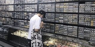 80歳の店主が世界中から集めた100万個のボタン…京都の「究極の専門店」が話題に「無くしたボタンが絶対ある店！」 - Togetter