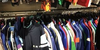 アムステルダムの古着屋で見つけた「日本の中学ジャージコーナー」→他の国でも日本の名前入りジャージは一定の謎需要があるらしい - Togetter