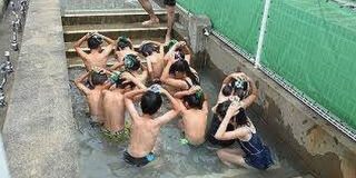 今のティーンには信じてもらえないかもしれないけど、昔はプールの水が冷た過ぎて授業できない日があったり体が冷えすぎて唇が紫になるお友達がいたりしたのよ - Togetter