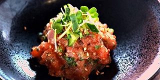 花椒とサーモンの強めの脂が相性抜群「サーモンの花椒なめろう」は、ご飯にものっけたくなるやつです【魚屋三代目】 - メシ通