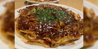 料理人さん「切るときに剥がれてソースを全部持っていっちゃうのに、なぜみな『お好み焼きには豚バラスライス』に固執するのか？」 - Togetter