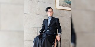 「車椅子に乗っていると裾がクシャクシャになっちゃう…」そんな悩みを解決したジャケットが見た目も素敵すぎる - Togetter