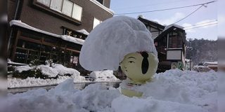 「ツッパリになってらっしゃる」「気合入ってんな」あまりの寒さにグレたと思われるこけし先輩がこちら - Togetter