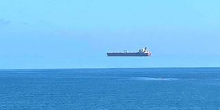 イギリス沖に「空飛ぶ船」が出現?モノが浮いて見える「上位蜃気楼」の仕組みとは - ナゾロジー