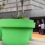 「スーパーマリオブラザーズの土管」のような植木鉢が町の中心に設置されてしまい住人から不満続出 – GIGAZINE