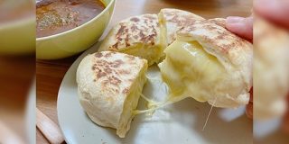 無印良品のナンミックスで作る『チーズナン』は罪深い味がしそう「らくらく便利にお店のナン作れるのずるい、欠点なんて何も無い」 - Togetter