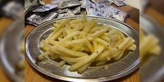 フライドポテトにサッポロ一番塩らーめんの粉末スープで味付けすると悪魔の食べ物になります - Togetter