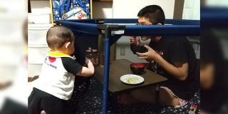 息子が何度止めてもパパのご飯に突進してくるのでベビーサークルに隔離しました→『そっちかーい！！』逆転の発想 - Togetter