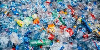 廃ペットボトルをバクテリアでバニラ香料に変換する実証実験が成功。循環型経済を後押しする技術 - Engadget