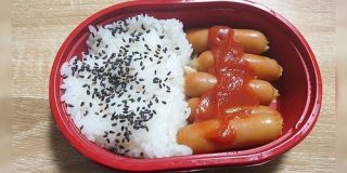  ｢発売までに3年かかった？｣「逆転裁判で見たことあるやつ」100円ローソンの新商品ウインナー弁当にこういうのでいいんだよの声 - Togetter