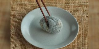 『柔らかそうで美味しそう』自然石を食べ物に見立てて制作された彫刻に脳がバグる皆さん - Togetter
