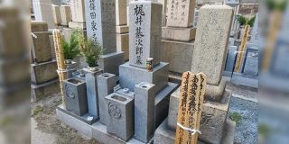 梶井基次郎のお墓、今日はレモンは置いていないかなあ、と思いきやこんなものが「今どきの檸檬」「大爆発させる気満々」 - Togetter