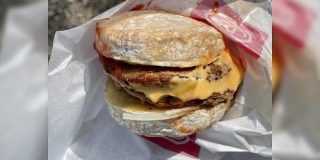ドムドムハンバーガーの「カマンベールバーガー」を食べたが、パンズの代わりにカマンベールチーズで肉を挟んでいるという頭が悪い食べ物だった - Togetter