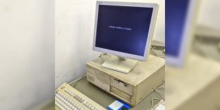 生徒会室に導入された新しいパソコンが思い出のPC-98で「懐かしい」の声 - Togetter