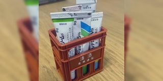 皮膚科でもらった塗り薬が増えてきて箱から出すときにがさごそして取りづらかったけど、セリアのミニチュア『清酒専用通箱』がベストマッチだった - Togetter