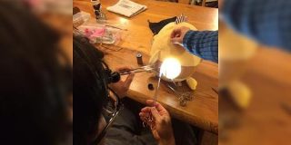 ぬいぐるみの裂傷を、外科医の夫が真皮埋没法で縫合した時の記録です「手術痕も綺麗ですね」「サージカルルーペまで使ってるあたりがガチ」 - Togetter