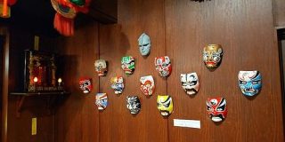 中華料理店に中国の伝統っぽいお面が飾ってあった→絶対あっちゃならないお面がシレッと混ざってる「店主人間やめた？」 - Togetter