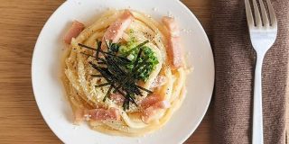 コクうま！電子レンジで作れる「カルボナーラ風うどん」はいかが？ | フーディストノート