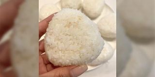 塩にぎり、このレシピを試したら塩にぎりの概念覆された。冷めてもふわっとしてて味もめちゃくちゃ旨い「2合一瞬で消えた」 - Togetter