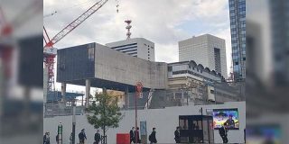 浜松町のシンボルだった「世界貿易センタービル」が解体されたことで東京モノレールの浜松町駅がムキ出しの姿になっているらしい - Togetter