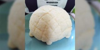メロンパン買ったら足が生えていた「食べれない…足があるだけなのに…」「ぬいぐるみかと思って拡大したらガチの本物だった」 - Togetter