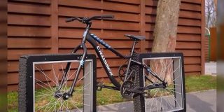 四角いタイヤを持つ自転車。タイヤはどのように回るのか？「そうなるんかーい！」「まさかの」 - Togetter