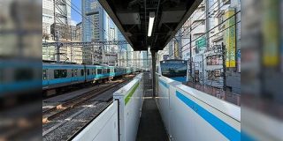 ホームドアを設置したことにより圧倒的狭さになった新橋駅のホームがじわじわくる「ホームとは…」 - Togetter