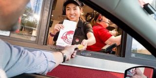 Googleの生成AI、米ウェンディーズがドライブスルーで採用　音声での複雑な注文にも対応 - ITmedia